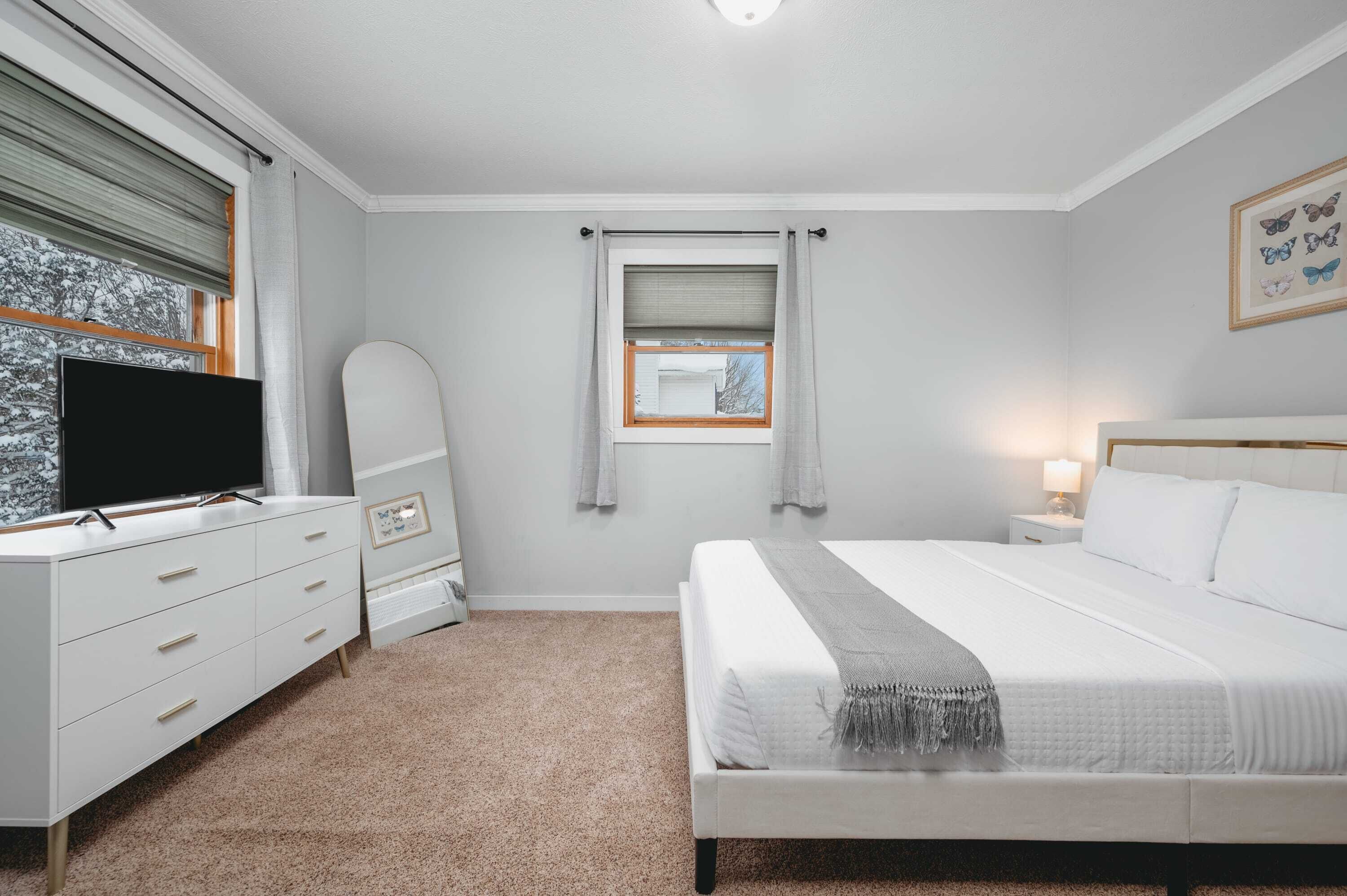 4 bedrooms, iron/ironing board, WiFi, bed sheets