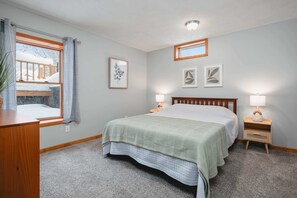 4 bedrooms, iron/ironing board, WiFi, bed sheets - Pet-friendly home with fenced-in yard and hot tub (Grawn)
