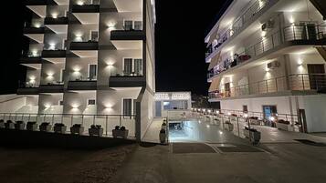 Fassade der Unterkunft – Abend/Nacht