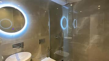 Deluxe Double Room, Sea View | Bathroom | Free toiletries, hair dryer, slippers