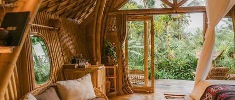 Romantisk villa | 1 sovrum, individuell inredning, unika möbler och skrivbord