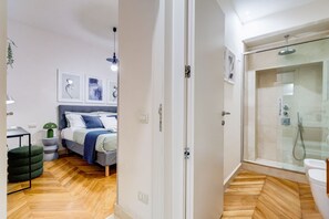 Douche, sèche-cheveux, bidet, serviettes fournies