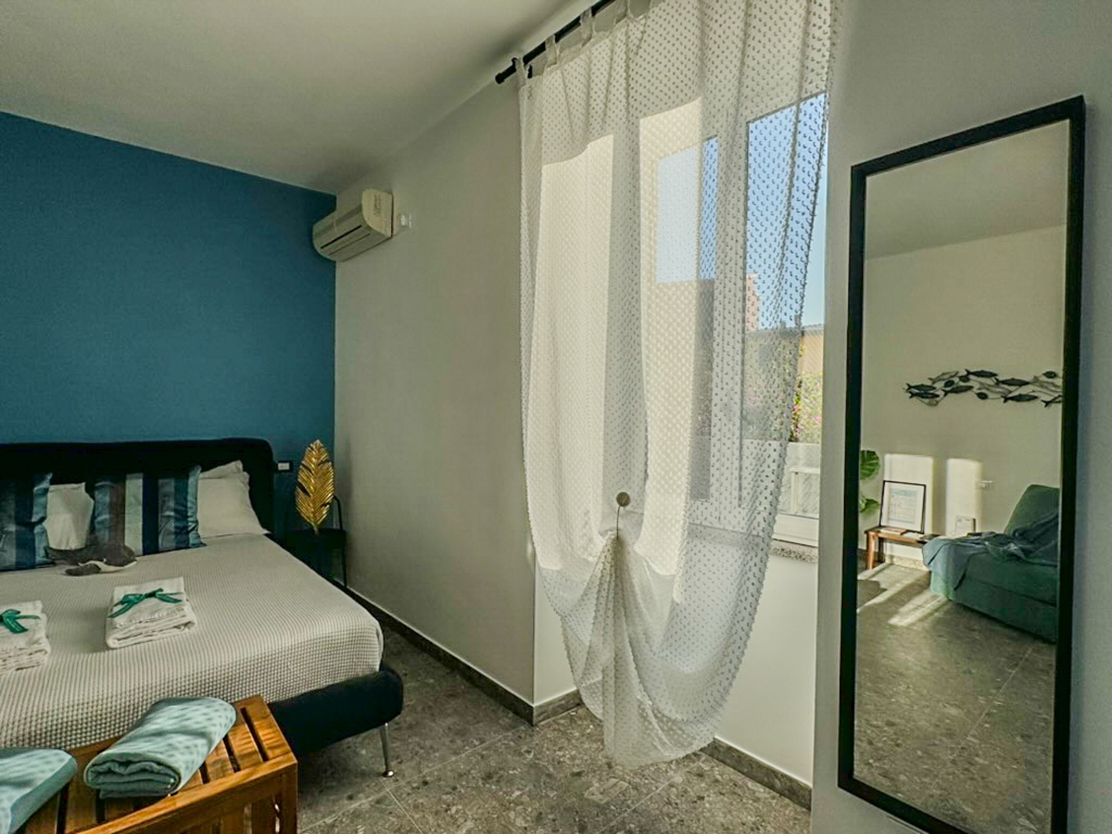 1 غرفة نوم وملاءات إيطالية من طراز فريتي وأغطية فراش متميزة