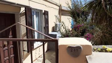 Vista frontal de la propiedad