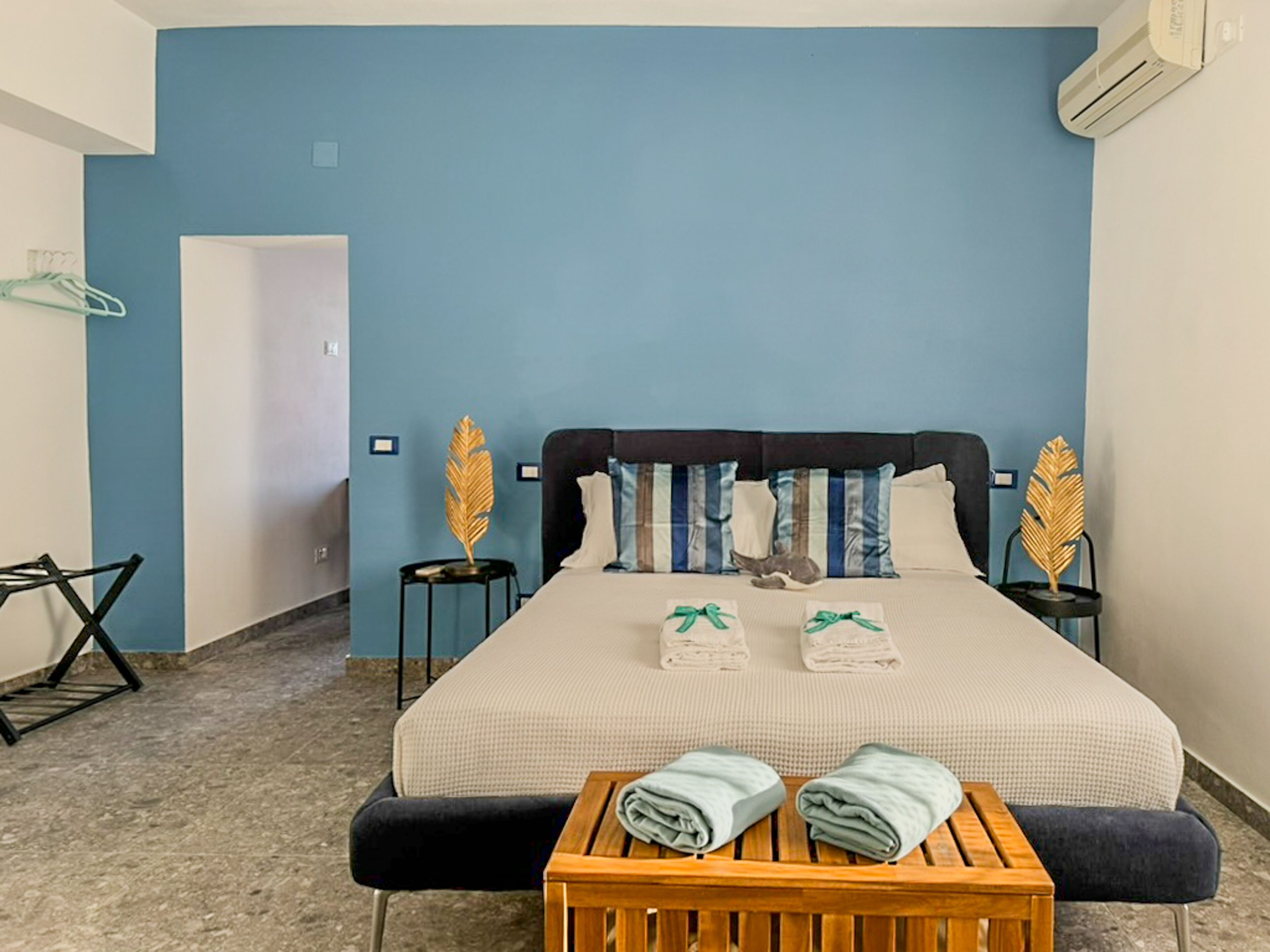 1 bedroom, Frette Italian sheets, premium bedding, down duvets