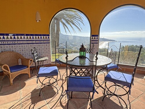 Cosy villa with private swimming pool, magnificent views, for 6 PAX