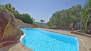 A rectangular swimming pool with clear blue water, surrounded by stone tiles and natural rock formations. - Cosy villa with private swimming pool, magnificent views, for 6 PAX (Tarifa)