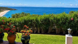 A coastal view with a beach, a clear sky, and a garden with potted plants. - Cosy villa with private swimming pool, magnificent views, for 6 PAX (Tarifa)
