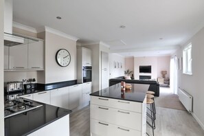 Fridge, microwave, oven, stovetop - Spacious Saunton Coastal Home – Minutes from the Beach (Braunton)