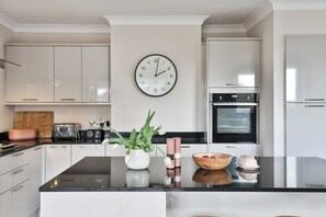 Fridge, microwave, oven, stovetop - Spacious Saunton Coastal Home – Minutes from the Beach (Braunton)