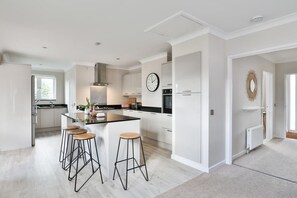 Fridge, microwave, oven, stovetop - Spacious Saunton Coastal Home – Minutes from the Beach (Braunton)