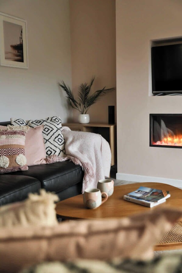 TV, fireplace, books, offices - Spacious Saunton Hideaway | Surf & Sea Escape (Braunton)