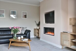 TV, fireplace, books, offices - Spacious Saunton Coastal Home – Minutes from the Beach (Braunton)