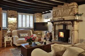 Televisión, chimenea y oficina 