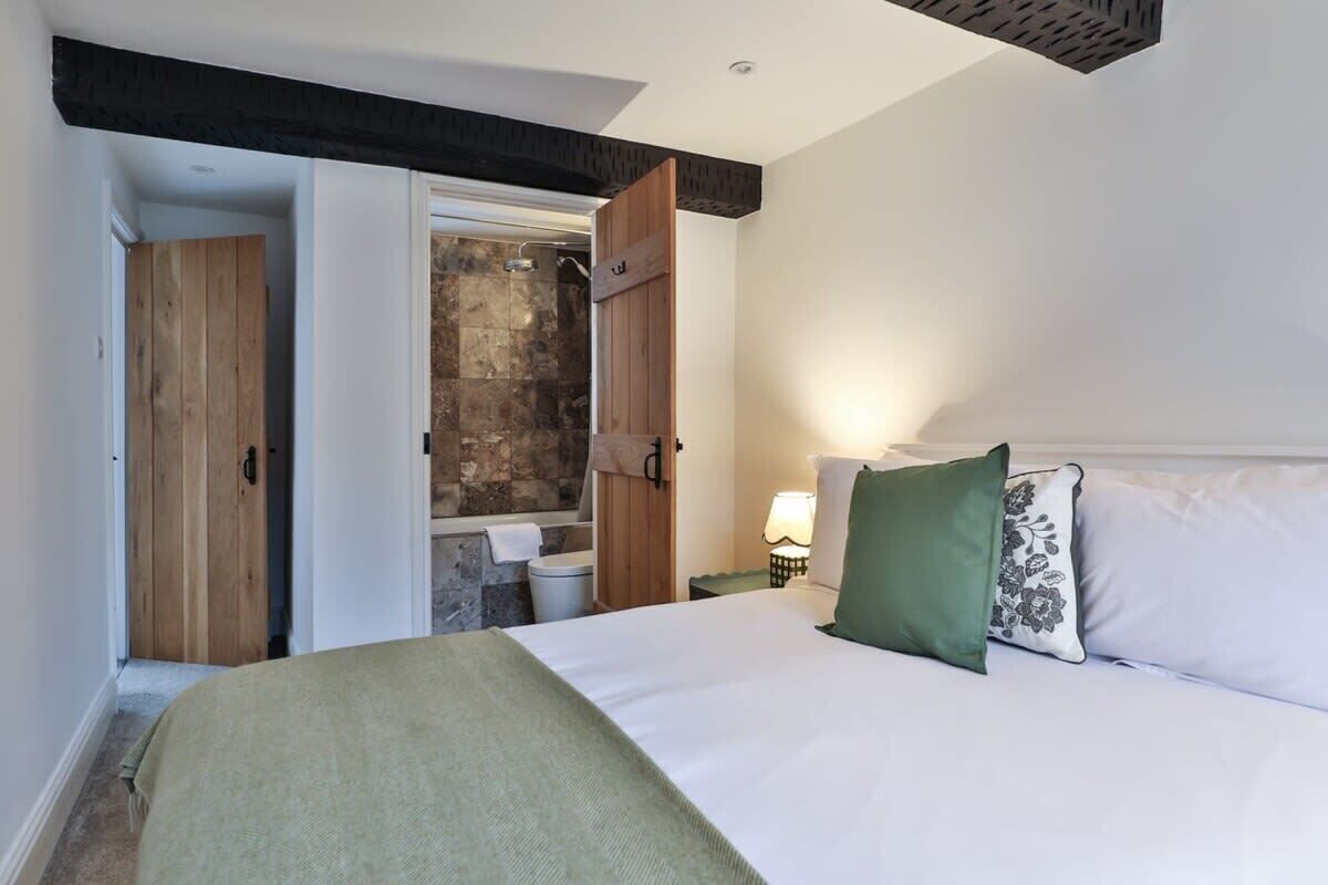 3 habitaciones, tabla de planchar con plancha, wifi y ropa de cama 