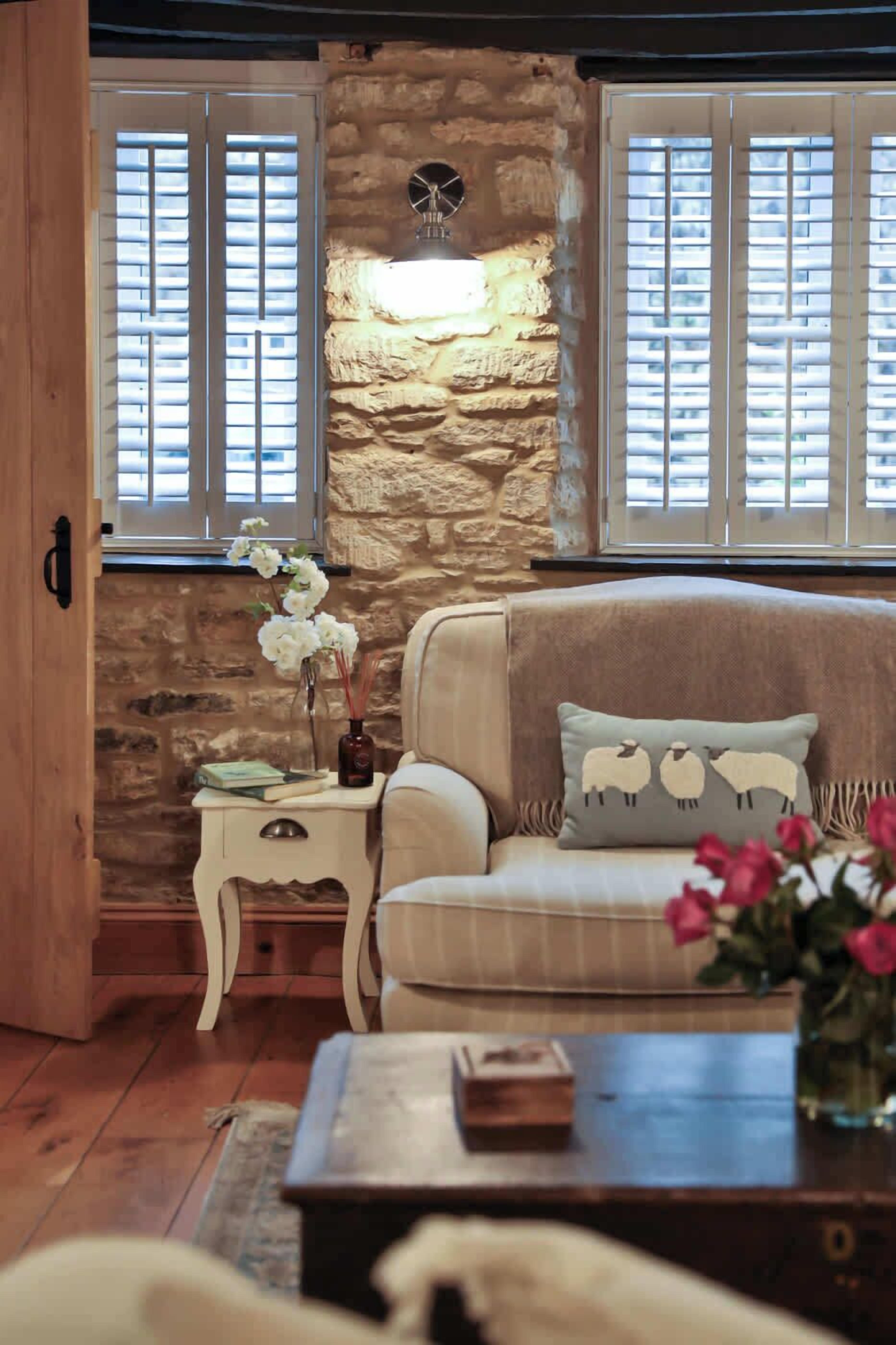 Televisión, chimenea y oficina 