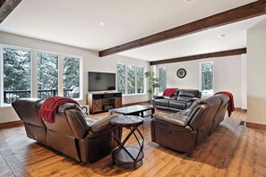 Una televisión, una chimenea, videojuegos, una oficina