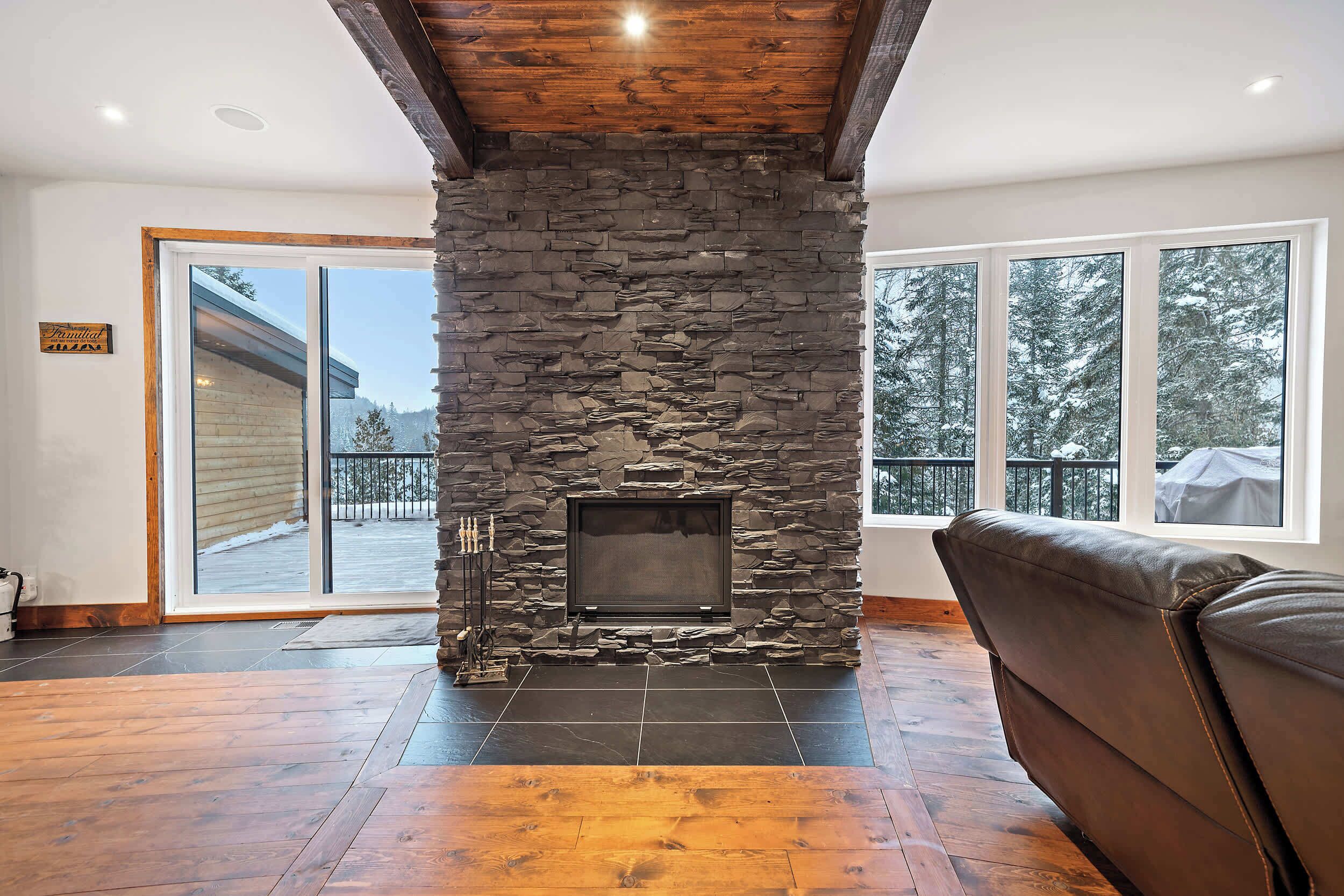 Televisión, chimenea, videojuegos y oficina 