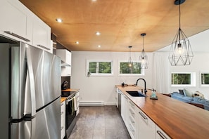 Coffee/tea maker, fridge, microwave, oven