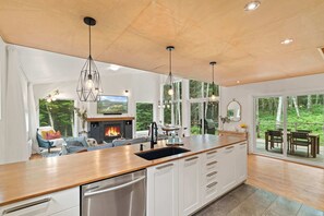 Cuisine toute équipée / Fully furnished kitchen - Chalet La Colline - Spa (Labelle)