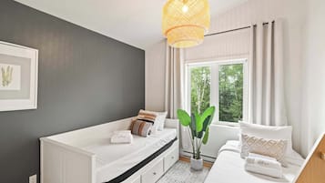 3 bedrooms, iron/ironing board, WiFi, bed sheets