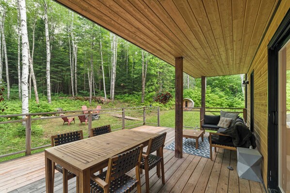 Terrasse extérieure / Exterior terrace - Chalet La Colline - Spa (Labelle)