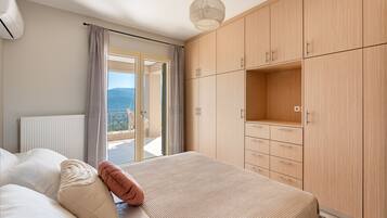 Apartamento superior, 3 quartos, vista para a baía | Quartos à prova de som, ferros/tábuas de passar roupa, berços grátis