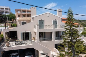Front of property - Horizon Apartment (Kefalonia)