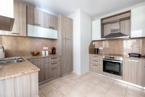Apartamento superior, 3 habitaciones, vistas a la bahía | Cocina privada | Frigorífico grande, horno, placa de cocina y cafetera o tetera