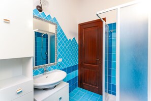 Dusche, Haartrockner, Bidet, Handtücher