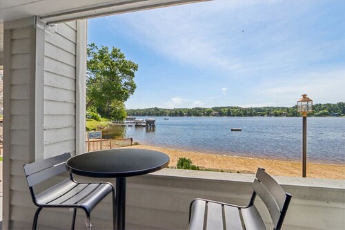 Some'R on the Beach - Beachfront Condo for Six