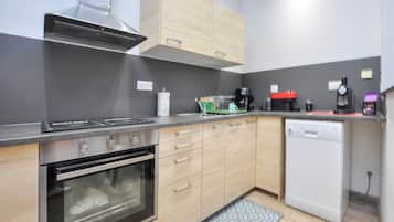 Refrigerador, horno, lavavajillas y cafetera y tetera