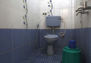 Shower, towels - JAYA BHARATHI LODGE (Vilavancode)