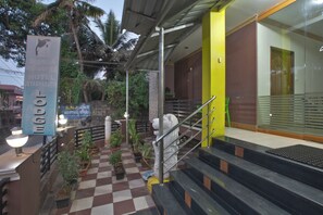 Front of property - JAYA BHARATHI LODGE (Vilavancode)