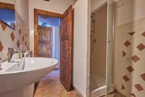 Shower, rainfall showerhead, eco-friendly toiletries, hair dryer - Casa Vacanze Le Fornaci (Pergine Valdarno)