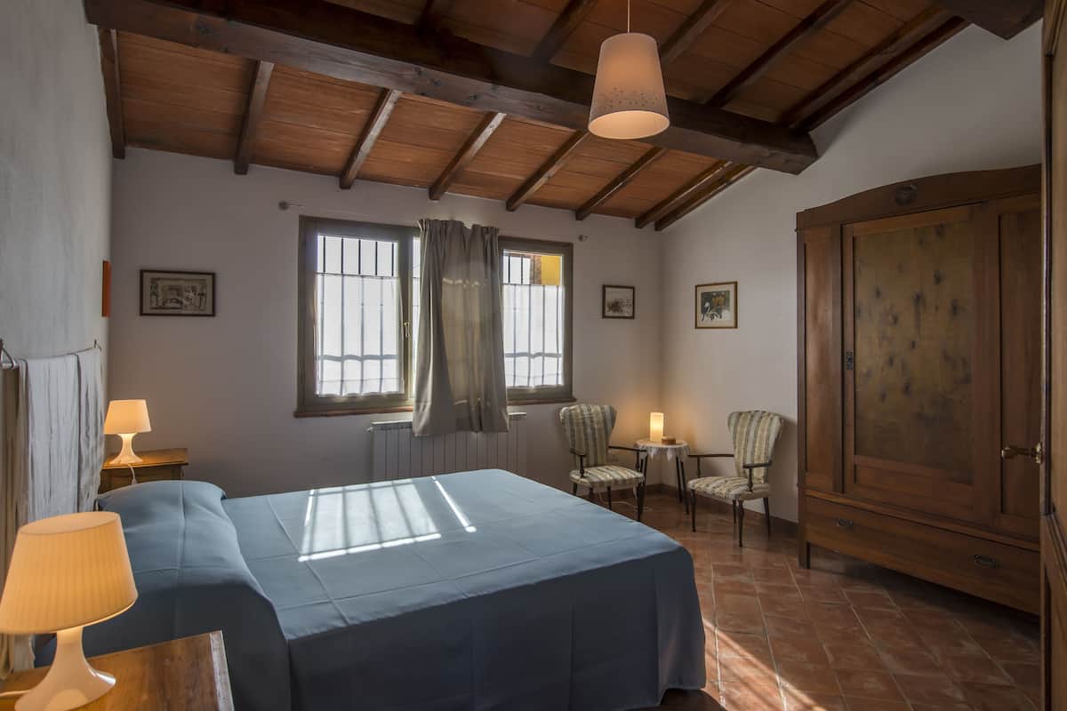 Departamento tradicional, 2 habitaciones, vista al jardín, planta baja | 2 habitaciones, caja de seguridad en la habitación y muebles diferentes