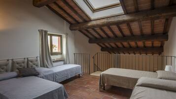 2 habitaciones, caja de seguridad en la habitación y muebles diferentes