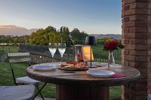 Spécialités cuisine italienne, vue sur la piscine 