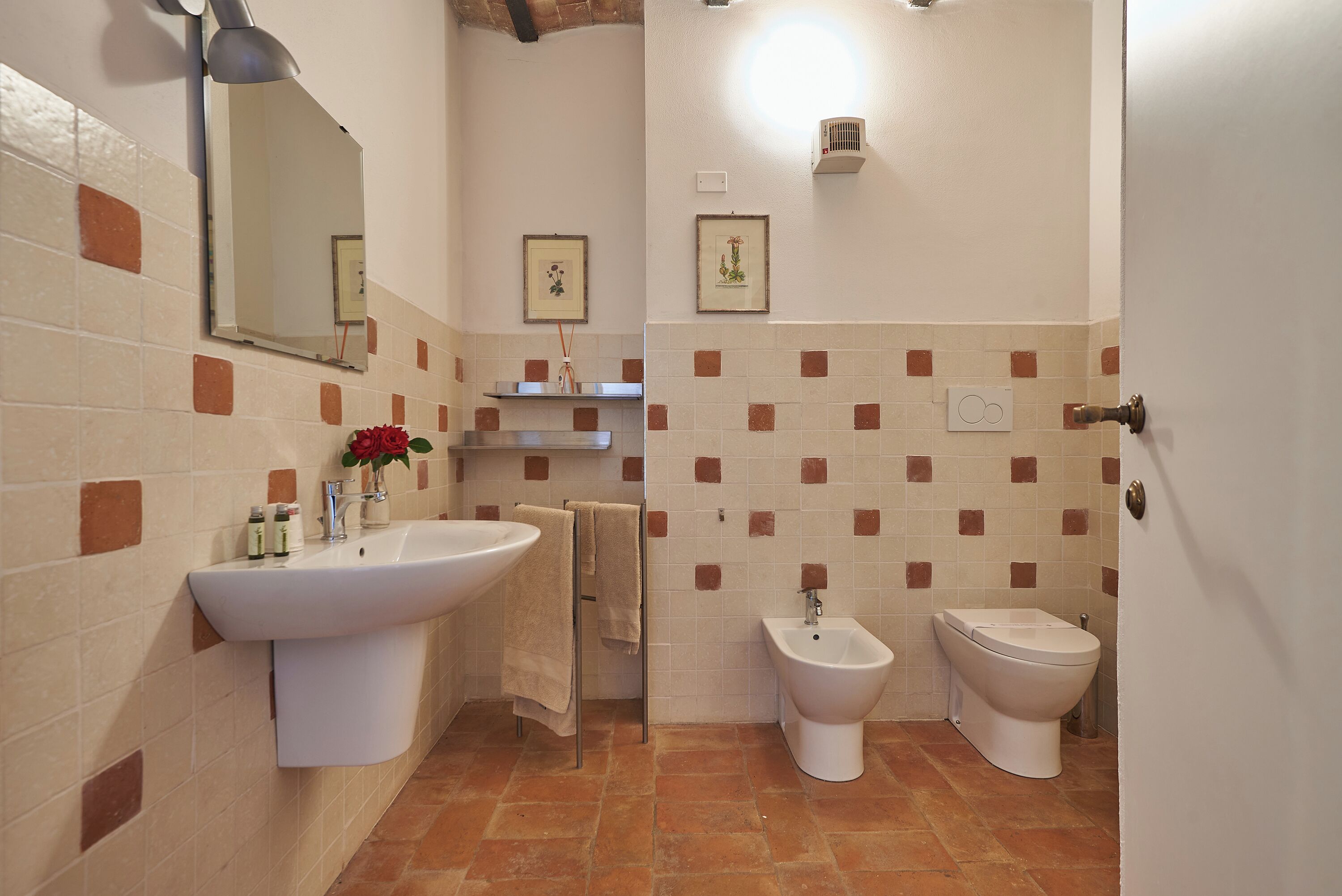Une salle de bain équipée d’un lavabo, d’un bidet et d’un miroir.