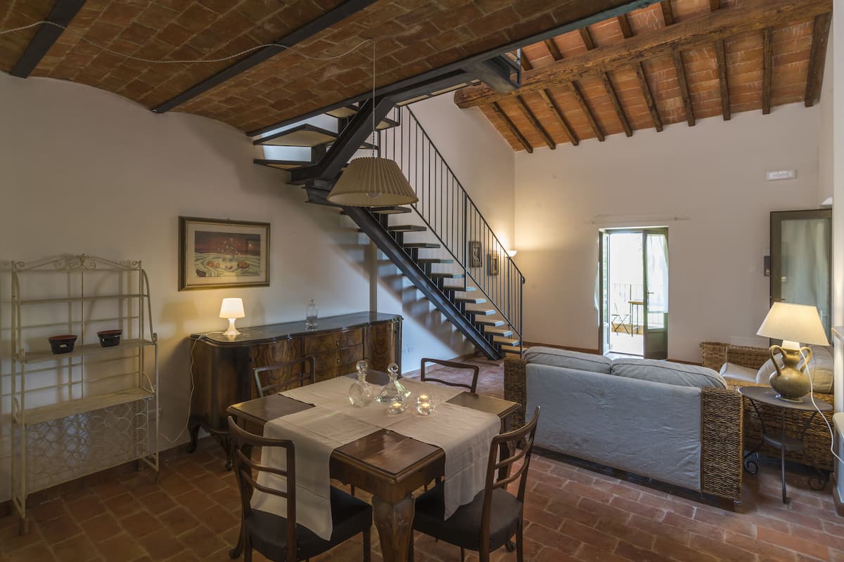 Departamento Confort, 2 habitaciones, vista al patio, torre | Área de sala de estar | Televisión de pantalla plana de 36 pulgadas con canales por cable