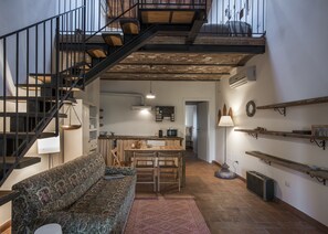Appartement familial, 2 chambres, vue sur la colline, dans la tour | Aire de séjour | Téléviseur à écran plat de 36 po avec télévision par câble