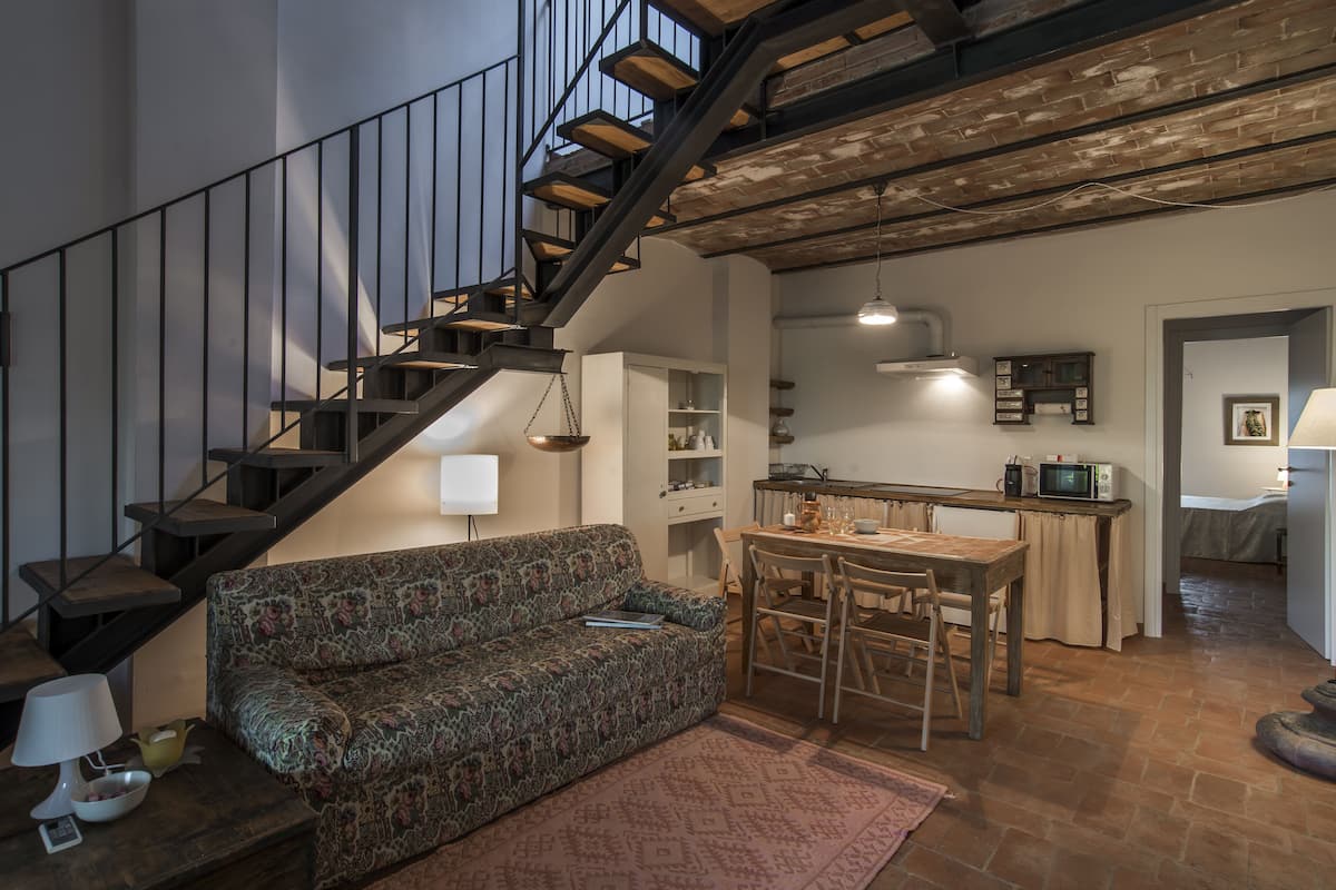 Departamento familiar, 2 habitaciones, vista a la colina, torre | Área de sala de estar | Televisión de pantalla plana de 36 pulgadas con canales por cable