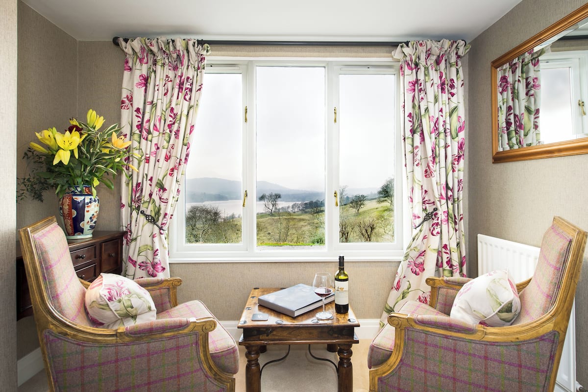 Habitación junior, vistas al lago | Decoración individual, mobiliario individual, escritorio