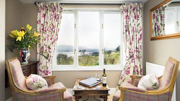 Quarto júnior, vista para o lago | Individualmente decorados, individualmente mobiliados, escrivaninha