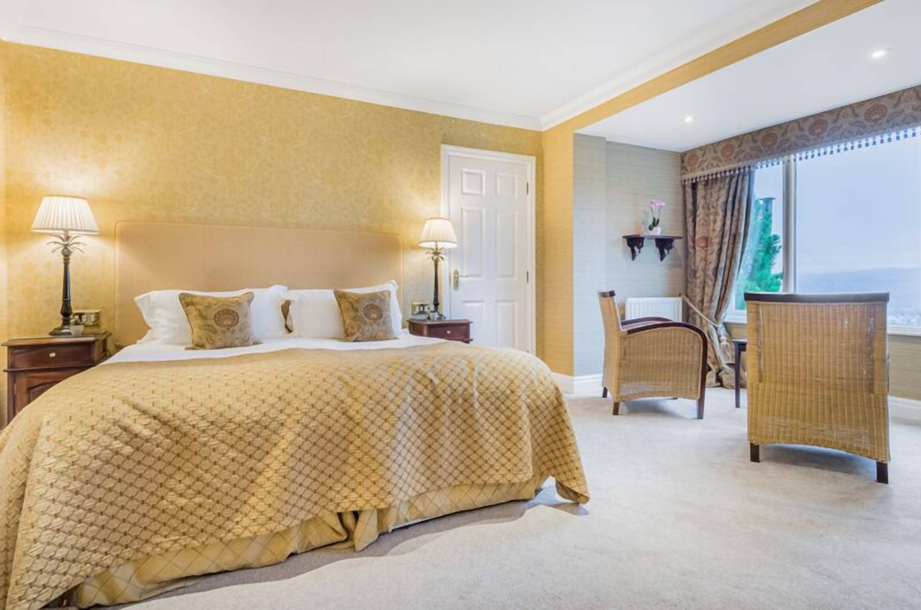 经典双人房, 湖景 | 特色装修、特色家居、办公桌、遮光窗帘