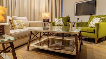 Chambre luxueuse | Décor unique, ameublement unique, bureau, rideaux d’obscurcissement