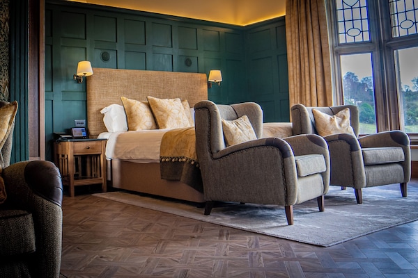 Deluxe Room, Lake View | Dihias secara berasingan, dilengkapkan perabot secara berasingan, meja