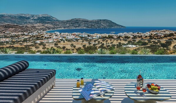 En säsongsöppen utomhuspool