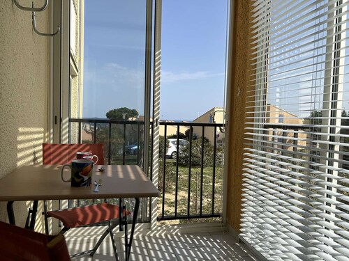 Cozy 1BR Apt with Balcony & Parking, 800m from Beach in Saint-Pierre-La-Mer
