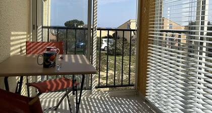 Cozy 1BR Apt with Balcony & Parking, 800m from Beach in Saint-Pierre-La-Mer